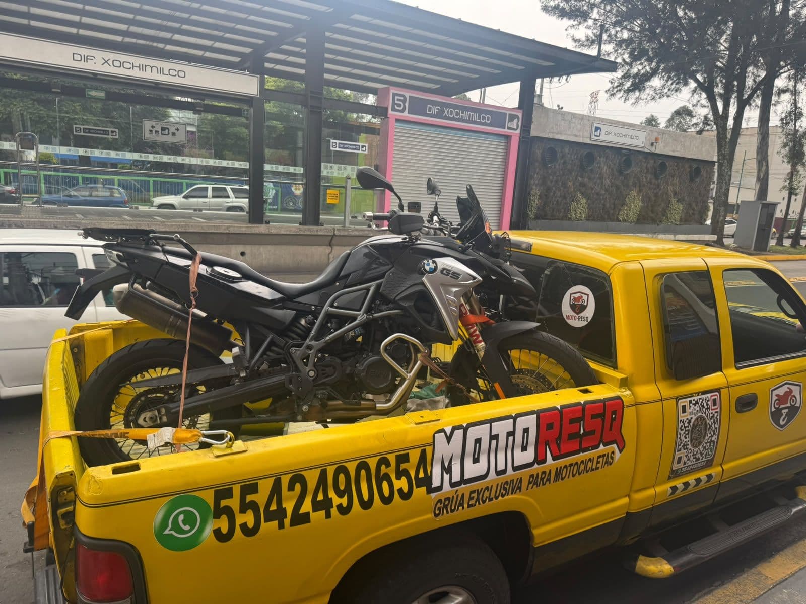 Motocicleta doble propósito cargada en la grúa de Moto-ResQ