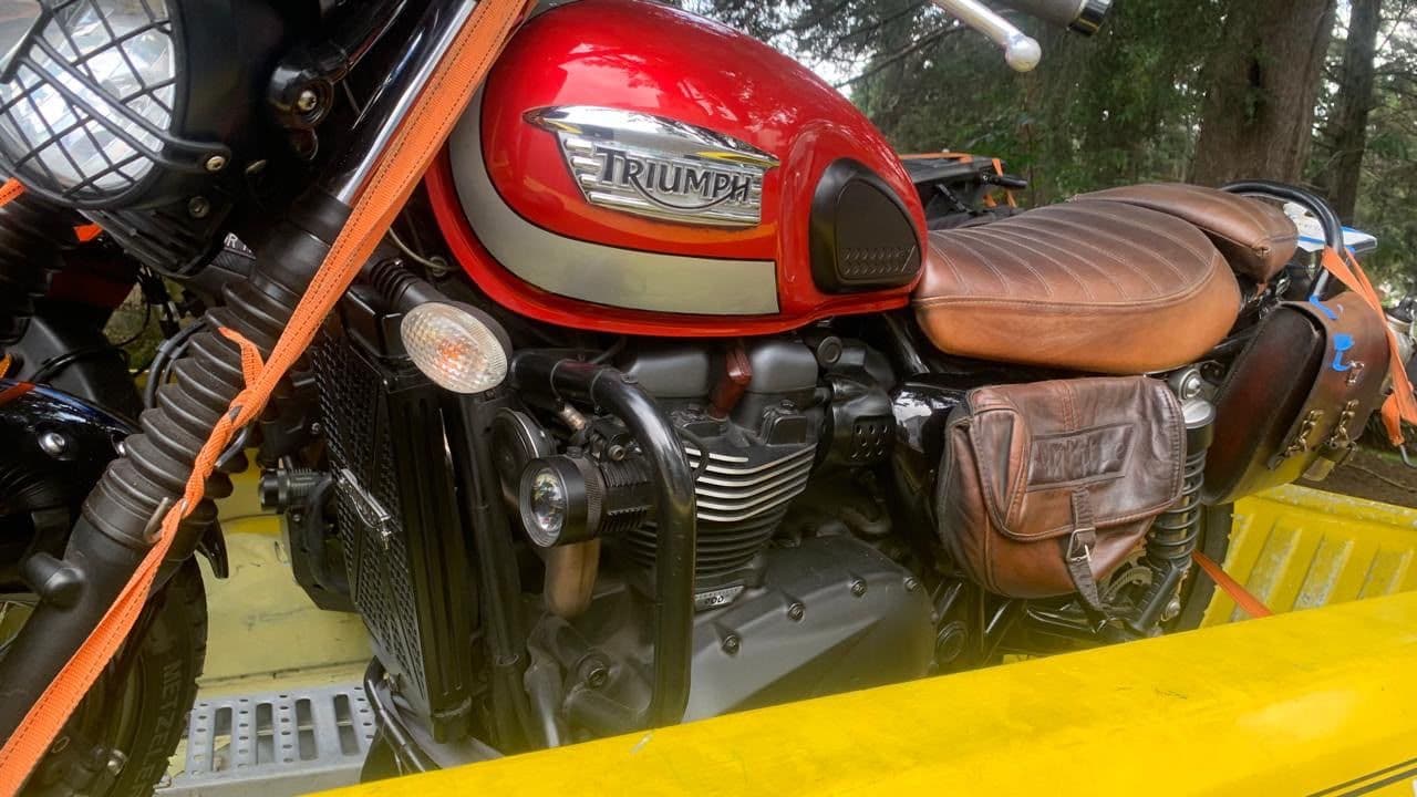 Detalle de las correas de sujeción que protegen una motocicleta Triumph durante el traslado