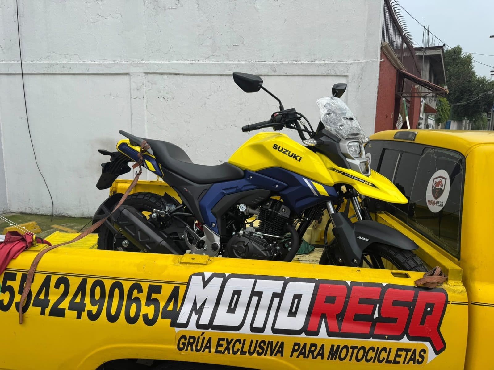 Grúa de Moto-ResQ con una motocicleta Suzuki V-Strom asegurada en la plataforma
