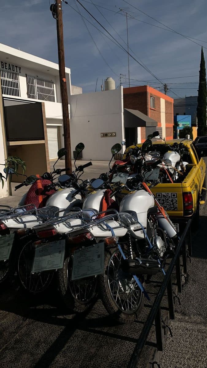 Varias motocicletas cargadas en el remolque de Moto-ResQ para un solo viaje